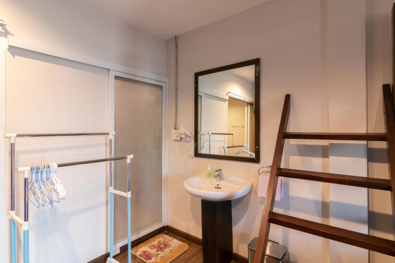 Phobphan Hostel Bangkok Exterior photo
